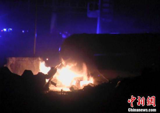 火災(zāi)現(xiàn)場(chǎng)，可以看到一個(gè)儲(chǔ)氣罐正在熊熊燃燒。